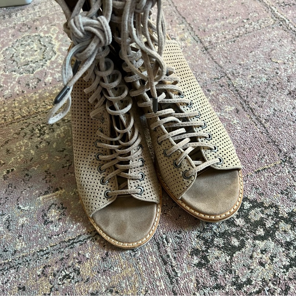 Dolce Vita Lira Sandal 7.5 Taupe Tan Heel Lace Up Zipper - Picture 3 of 9